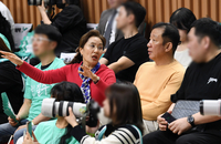 [포토]허웅-허훈 대결 관전하는 허재 전 감독 부부