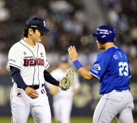 [포토] 99즈 곽빈-이병헌 ‘경기 중에도 깨알 같은 우정’