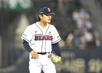 [포토] 곽빈, 99 동갑 이병헌에...‘내야안타를 치고 그래’