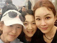 ‘범자고모’ 김정난 이미숙→김영민, 박지은 작가까지 화기애애 ‘눈물의 여왕’ 종영파티