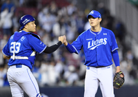 [포토]승리의 하이파이브를 하는 삼성 김대우-이병헌