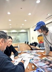 해임 위기 속 ‘뉴진스맘’ 민희진, 뉴진스 홍보 집중…일본 팝아트 거장과 협업 현장 공개