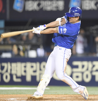 [포토] 류지혁, 9회 1점 추가하는 우전안타