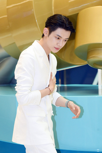 [포토]인사와 함께 입장하는 TXT 연준