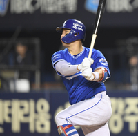 [포토] 강민호, 8회 깔끔한 좌전안타