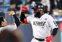 ‘팽팽한 투수전’ 속 승자는 KT…연장 10회 로하스 끝내기로 2-1 승리 [SS수원in]