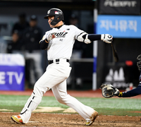 ‘살아나는 타격감’…KT 박병호, 선제 솔로 홈런 폭발 [SS수원in]