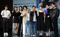 [포토] 파이팅 외치는 ‘용감무쌍 용수정’ 감독과 출연진들