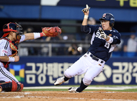 [포토]두산 허경민, 과감한 주루 플레이로!