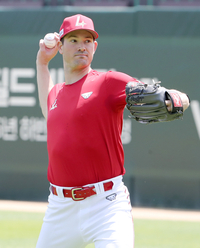 ‘드디어 왔다’ SSG 앤더슨, 입국→문학 이동→바로 캐치볼…추신수와 인연도 있네 [SS시선집중]