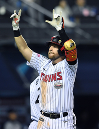 [포토]홈런 세리머니 하는 LG 오스틴