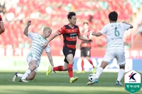 이번에도 ‘태하 드라마’…‘김종우 극장골’ 포항, 전북 1-0으로 꺾고 선두 등극