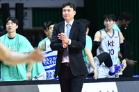 감독 첫 시즌 준우승 KT 송영진 감독 “선수들 열심히 뛰어준 덕분”