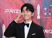 [포토] 송중기 ‘깨물어 주고 싶은 하트’