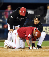 [포토]몸에 맞는 공에 주저앉은 SSG 이지영