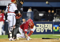 [포토]SSG 이지영, LG 정우영의 투구에...