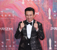 황정민, 남자 최우수 연기상 받고 울먹...“대표이자 제 아내에게 사랑한다고 말하고 싶어”(‘백상’)