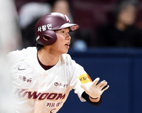 [포토] 6회말 베이스 꽉채우는 안타출루, 김혜성