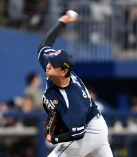 [포토]‘8회말 무실점 책임진’ 이영하