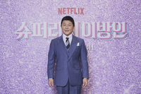 ‘슈퍼리치 이방인’ 조세호 “넷플릭스 진출, 부모님이 더 기뻐하셔…뱀뱀 재킷·시계 탐나”