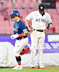 [포토]‘한때 식구 황재균은 웃지요’ 투런포 손아섭