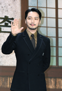 [포토]손인사 건네는 변요한