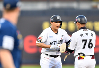 [포토]‘2회말 2루타 출루’ 황재균