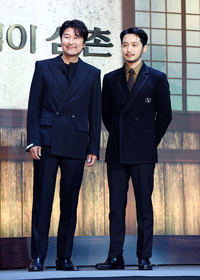 [포토]‘삼식이 삼촌’의 송강호-변요한