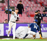 [포토]‘3루찍고 1루까지’ 황재균