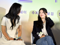 [포토] 수지, 탕웨이에 흐믓 미소