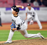 [포토]‘9회초 마지막 이닝 책임진’ 박영현