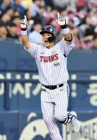 [포토]홈런 주장하는 LG 박동원