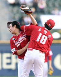 [포토]충돌하는 SSG 최정과 고명준