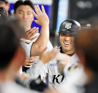 [포토]‘나 홈런 2개 친 남자!’ 솔로홈런 신본기