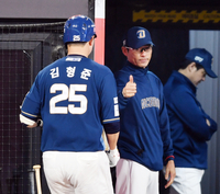 [포토]‘추격솔로포 김형준에 엄지척’ 강인권 감독