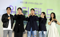 [포토] 하트 날리는 ‘원더랜드’ 감독과 배우들