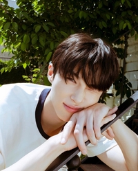 대세 증명?…변우석, 모델 전지수와 열애설 해프닝