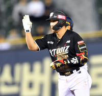 [포토]‘7회초 2루타 출루’ 황재균