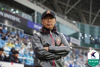 인천 서포터석에서 날아온 물병…김기동 감독 “다칠 수 있던 상황, 자제했으면 어땠을까” [현장인터뷰]