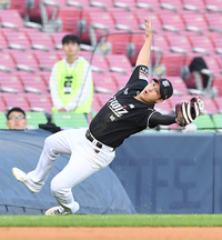 [포토]라모스의 파울 타구 잡아내는 황재균
