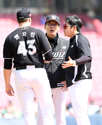 [포토]벤자민과 이야기 나누는 이강철 감독
