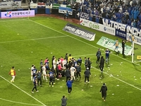 눈살 찌푸리게 만든 ‘물병 테러’…무관중·벌금 등 최고 징계 검토도 불가피 [SS현장]