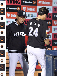 [포토]문상철의 부상을 걱정하는 이강철 감독