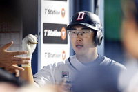 [포토]더블헤더 1-2차전 맹타 휘두르는 두산 허경민