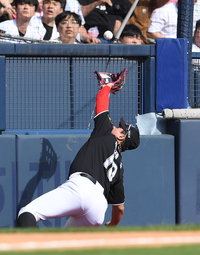 [포토]파울플라이를 호수비로 잡아내는 KT 황재균