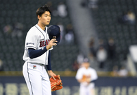 [포토]KT 문상철을 향해 사과하는 두산 김동주