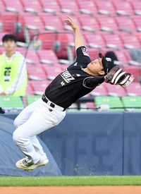 [포토]KT 황재균, 아슬아슬 캐치!