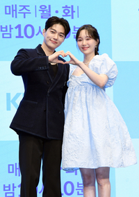 [포토]함께 하트 만들어 보이는 김명수-이유영