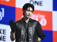 [포토] 제로베이스원 리키 ‘화보 같은 손인사’