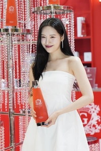 글린트리큐르, 선미와 함께한 팝업스토어···‘딸기의 레드 색감 극대화’